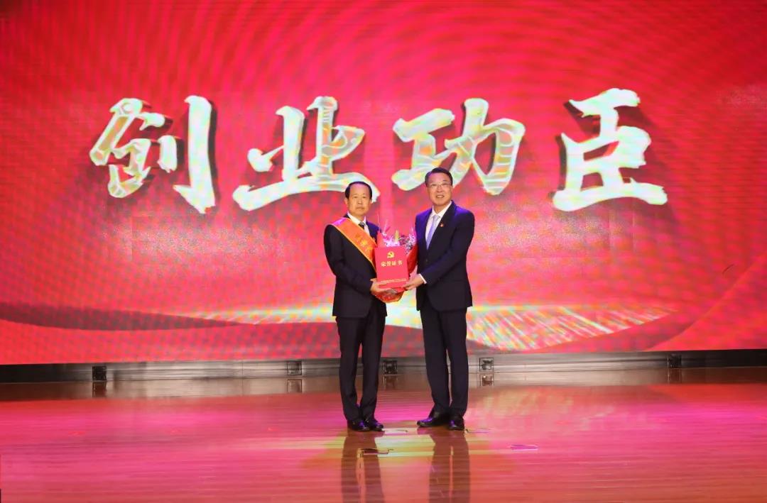 聯(lián)橋集團(tuán)黨委書記、董事長慕镕鍵被授予威海高新區(qū)建區(qū)30周年十大“創(chuàng)業(yè)功臣”稱號